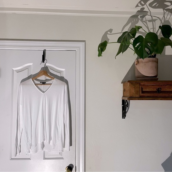 Vince | Long Sleeve V-Neck Tshirt | XS, V-Neck, Relaxed Fit, Staple Piece, Basic - Picture 4 of 10